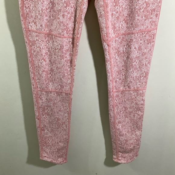 Gymshark Women’s Fleur Textured Mid-rise Gym Leggings - Picture 3 of 6